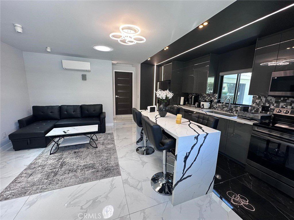 1283812 Kling Street. Studio City, CA 91604