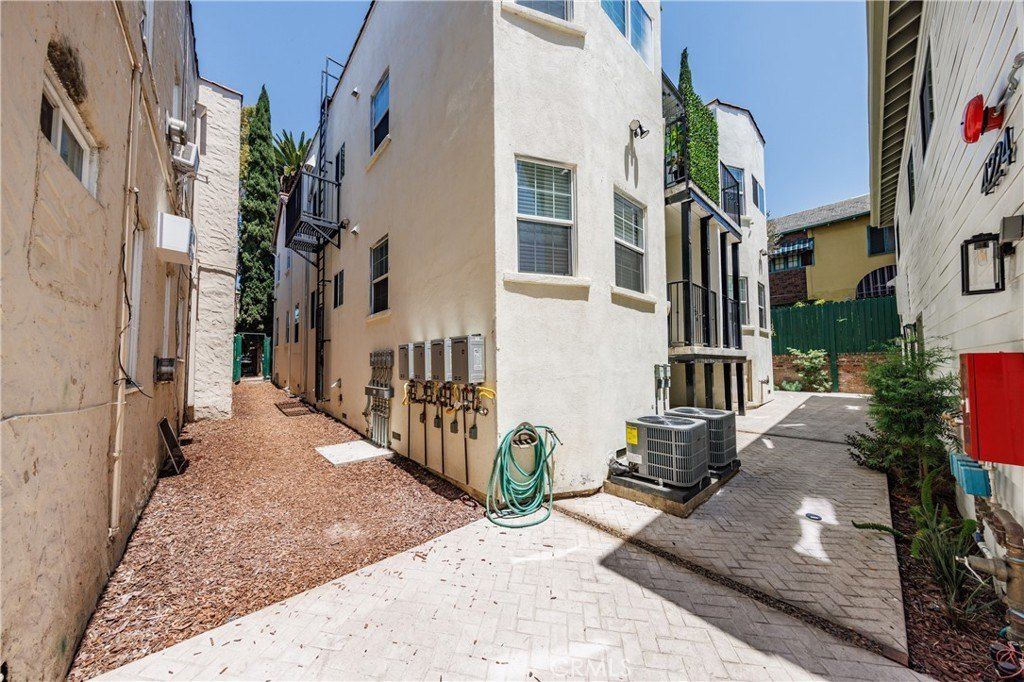 4220 W Adams. Los Angeles, CA 90018