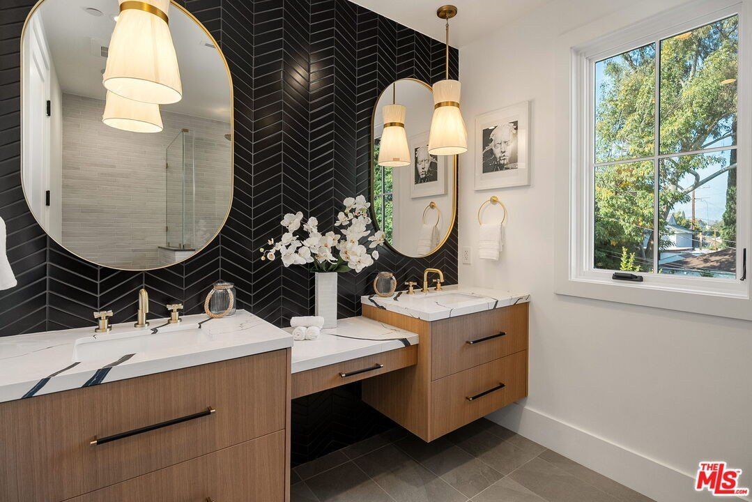 1823 S Shenandoah St. Los Angeles, CA 90035