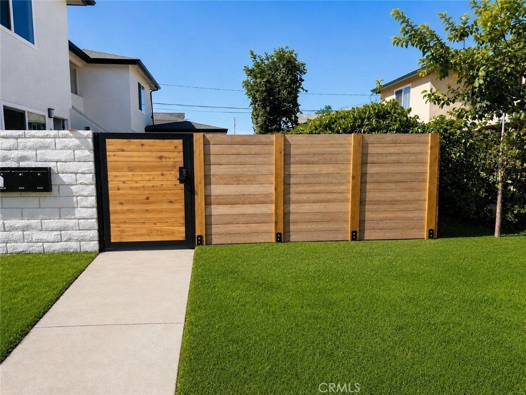 1040 El Camino. Costa Mesa, CA 92626