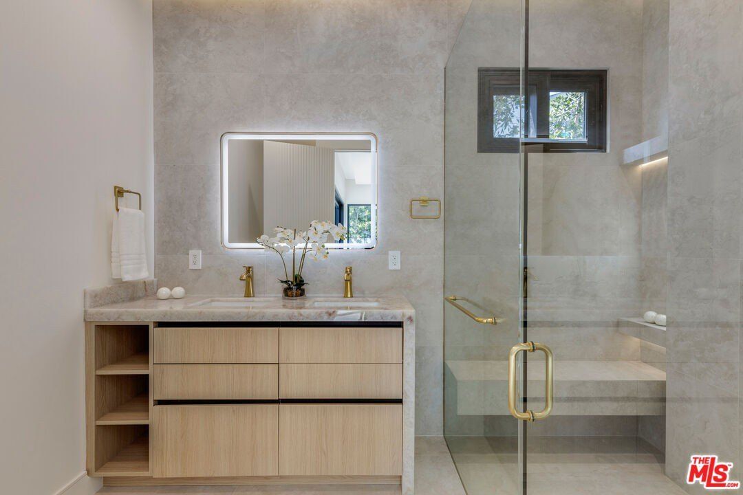 5216 Etiwanda Ave. Tarzana, CA 91356
