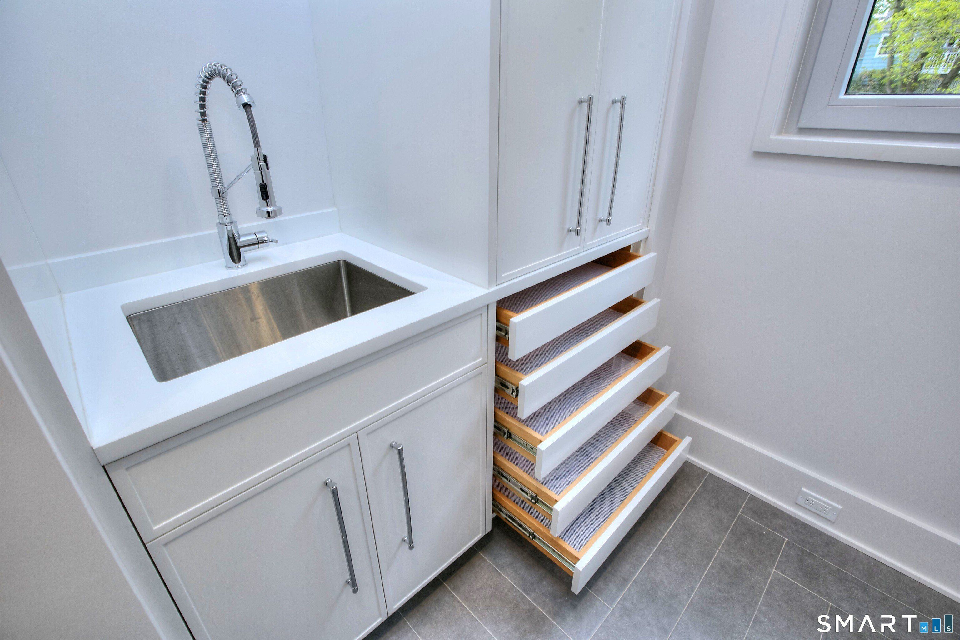 19 E Horseshoe Lane. Westport, CT 06880