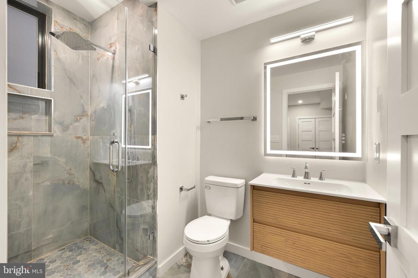 1516 Levis St Ne 1. Washington, DC 20002