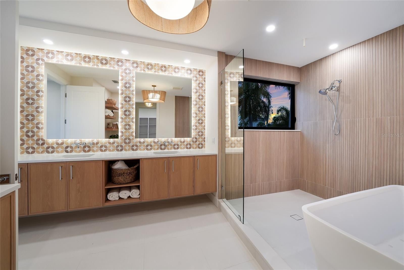 5547 Avenida Del Mare. Sarasota, FL 34242