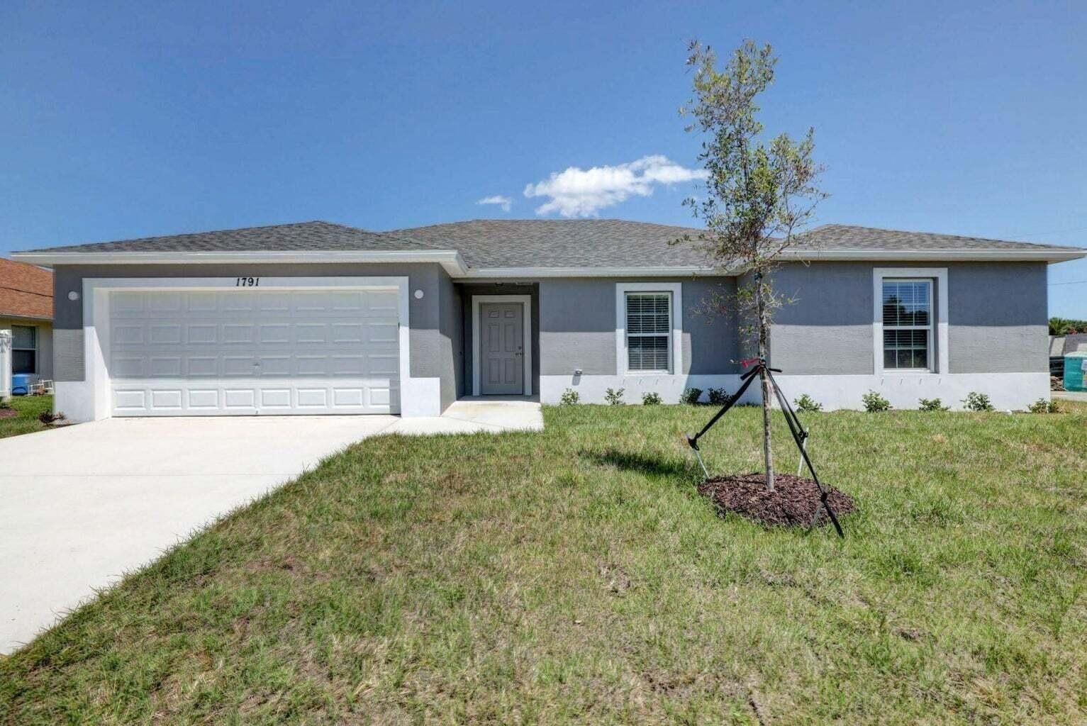 1818 Sw Bellevue Avenue. Port Saint Lucie, FL 34953