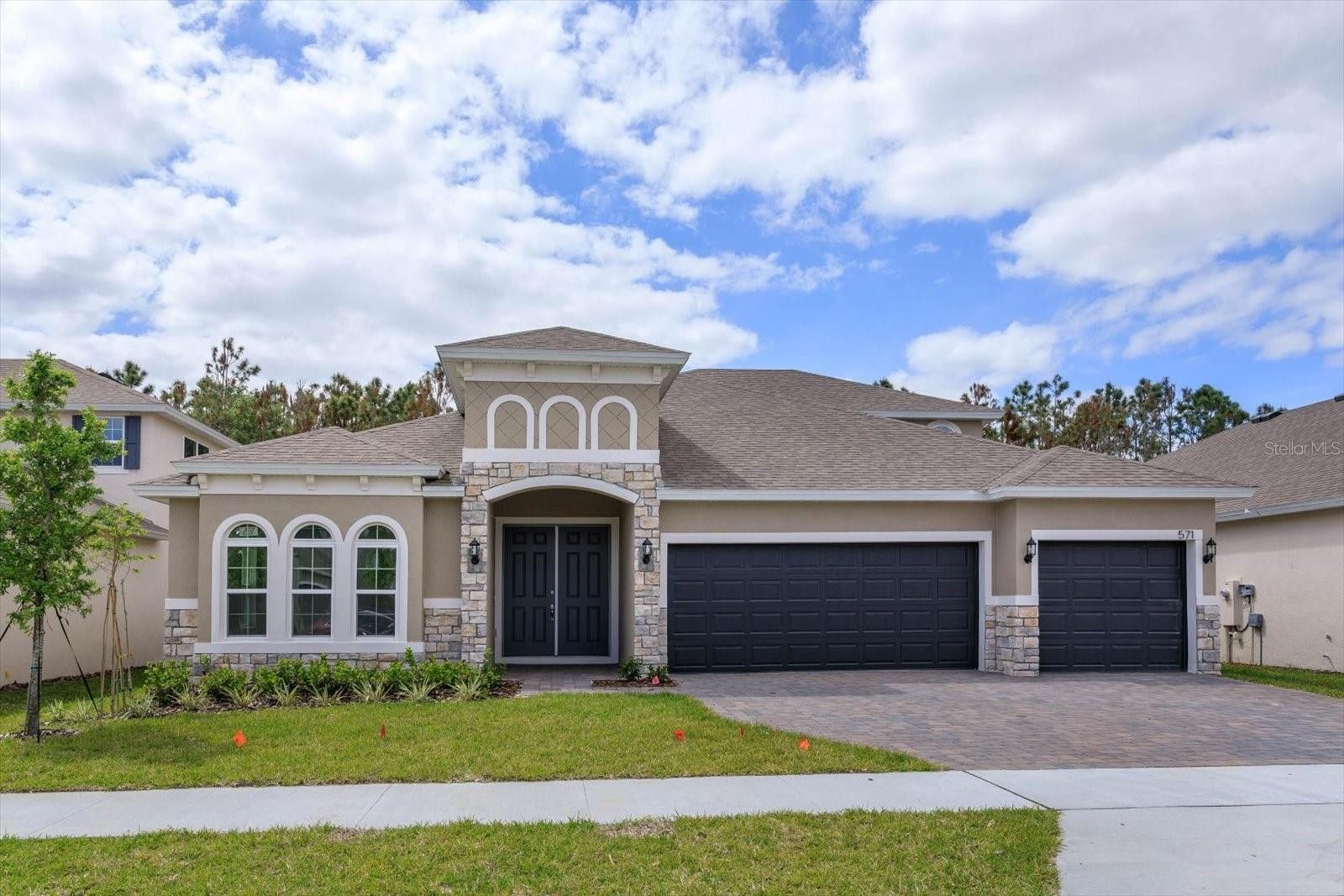 571 Via Bella Court. Howey In The Hills, FL 34737