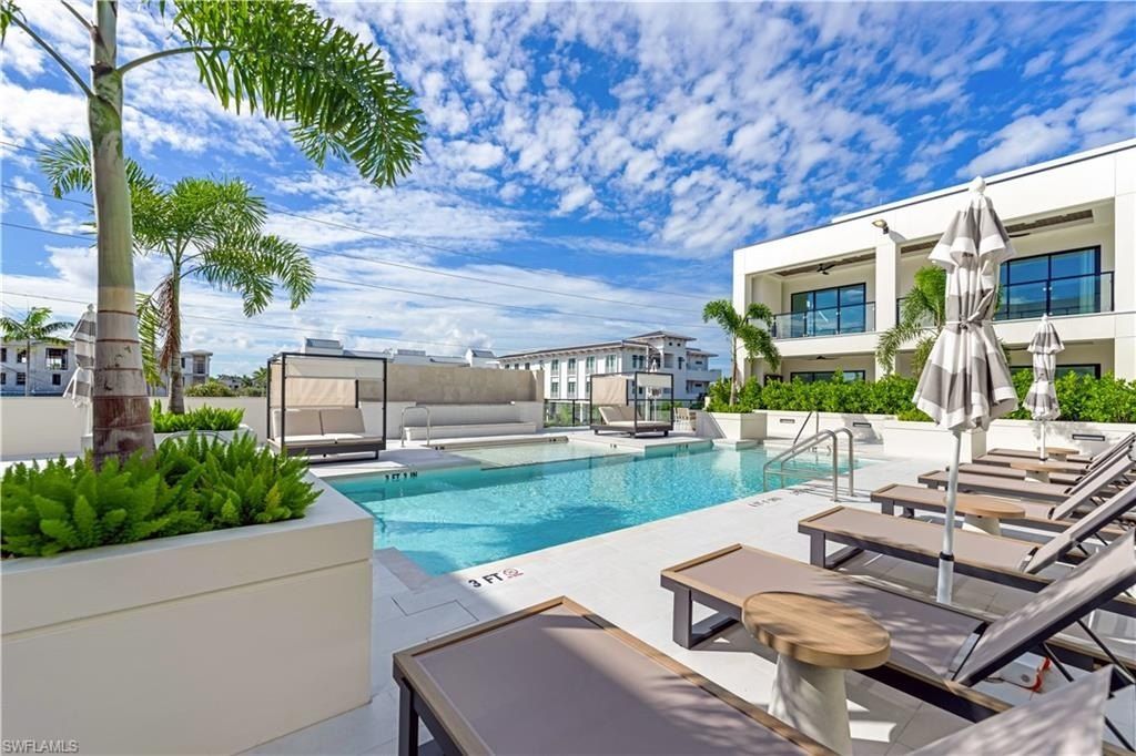 82 9Th. Naples, FL 34102