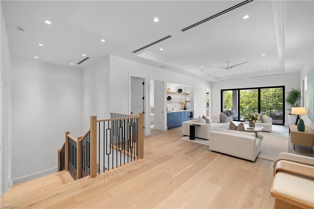 850 10Th. Naples, FL 34102