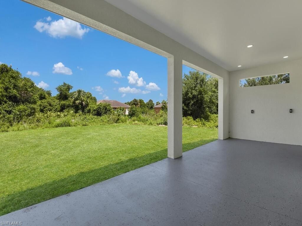 410 Plumosa. Lehigh Acres, FL 33972