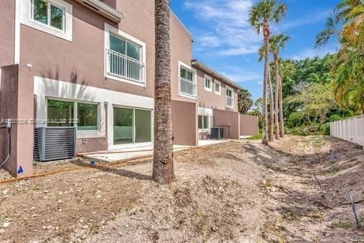 1563 Nw 94Th Way. Coral Springs, FL 33071