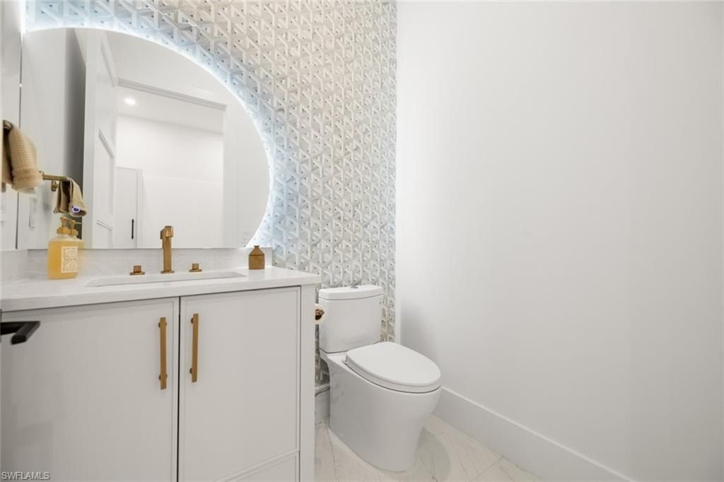 565 Whispering Pine. Naples, FL 34103