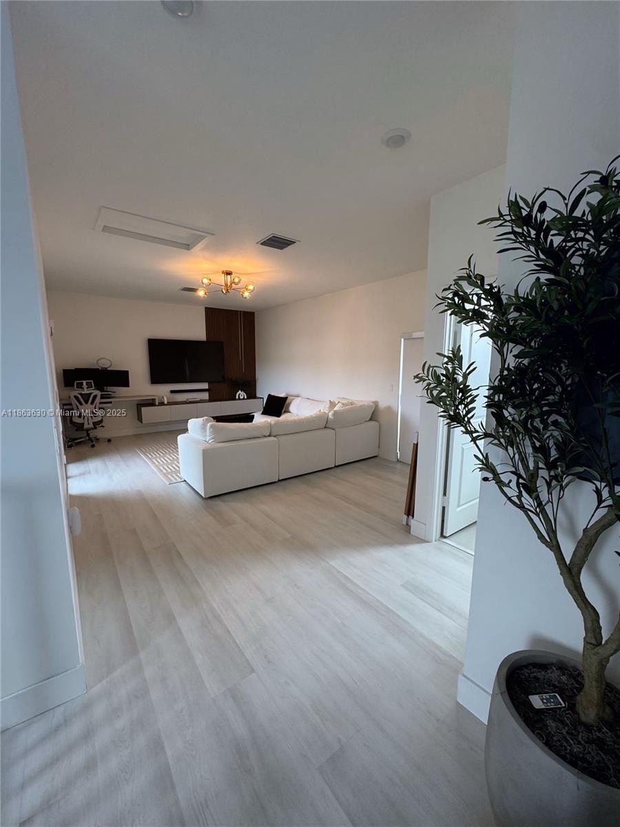 4867 Nw 84Th Ave. Doral, FL 33166