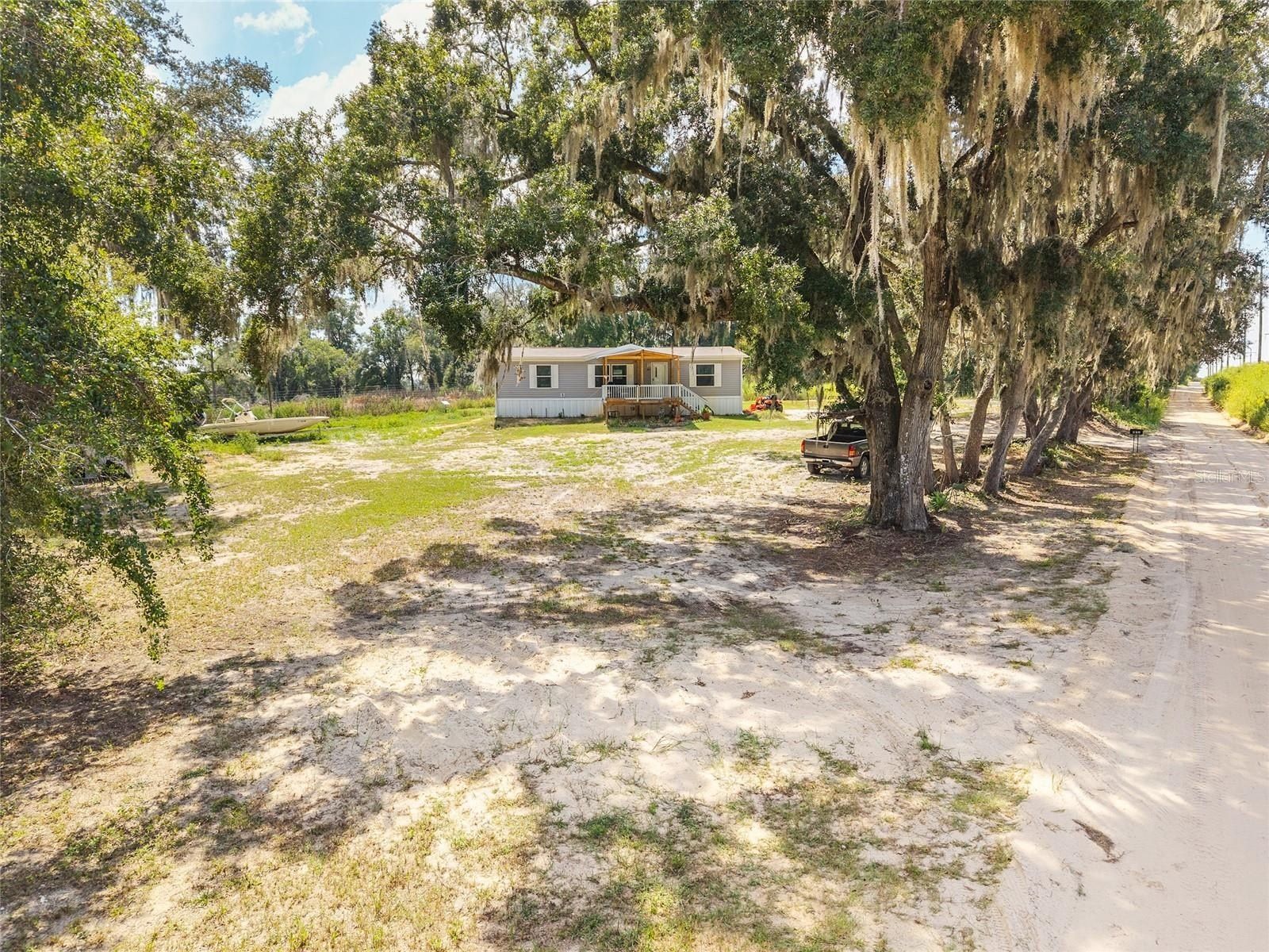 453 Old Hawthorne Road. Hawthorne, FL 32640