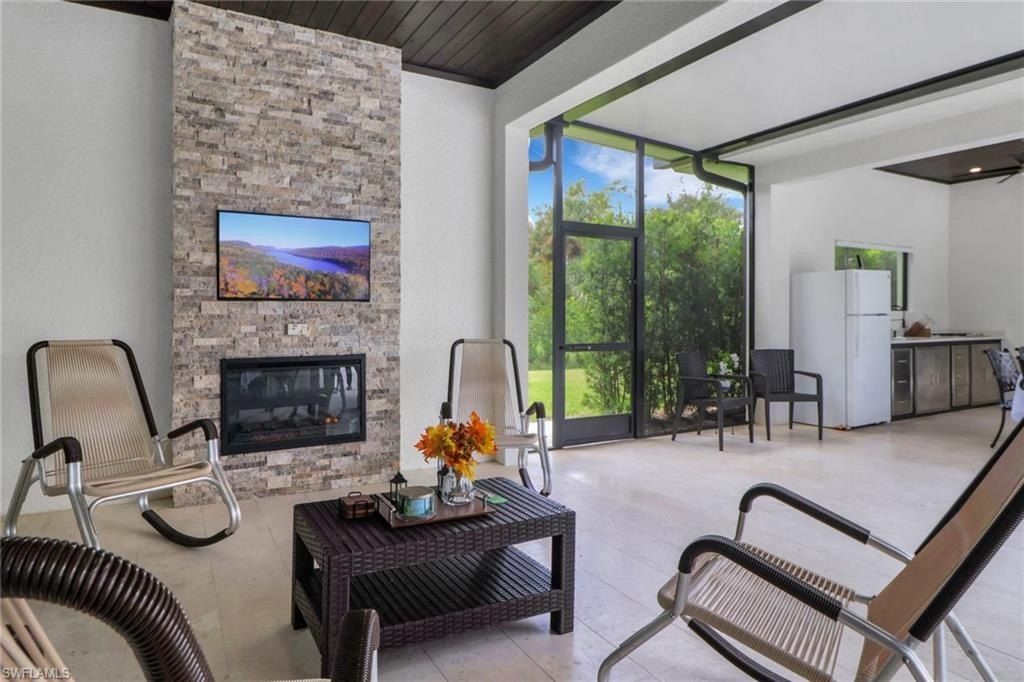 2419 6Th. Naples, FL 34117