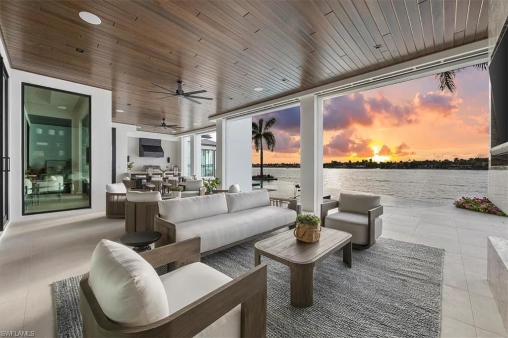 1640 Dolphin. Naples, FL 34102