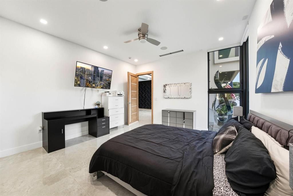 2581 Ne 50Th St. Lighthouse Point, FL 33064