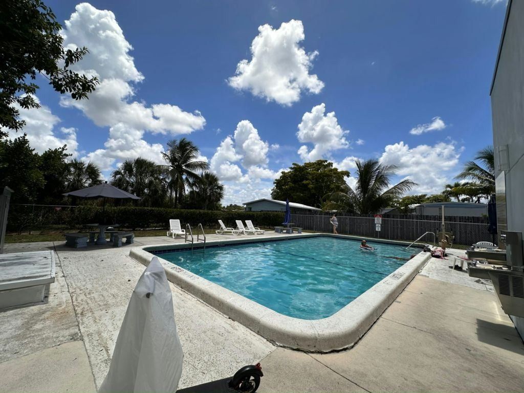 3487 SW 50Th Lane E14. Davie, FL 33314