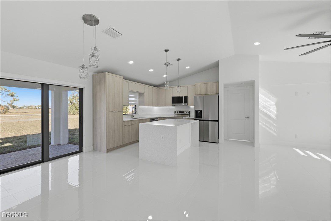 2408 Nw 7Th Place. Cape Coral, FL 33993