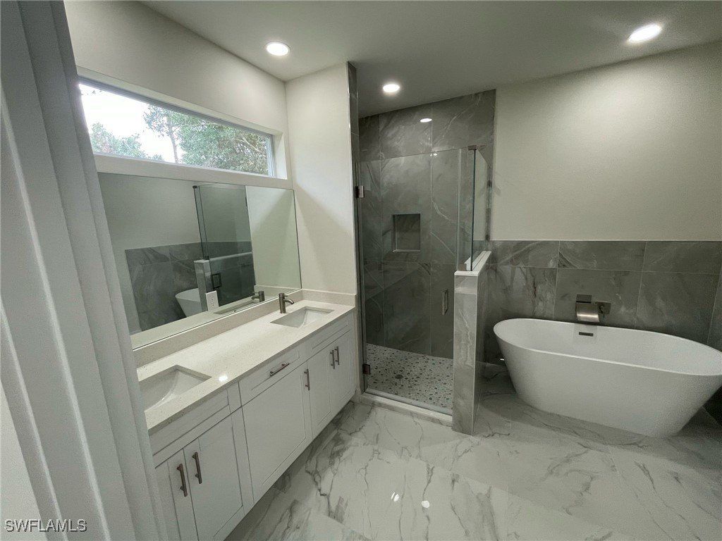 6124 Laurelwood Drive. Fort Myers, FL 33905