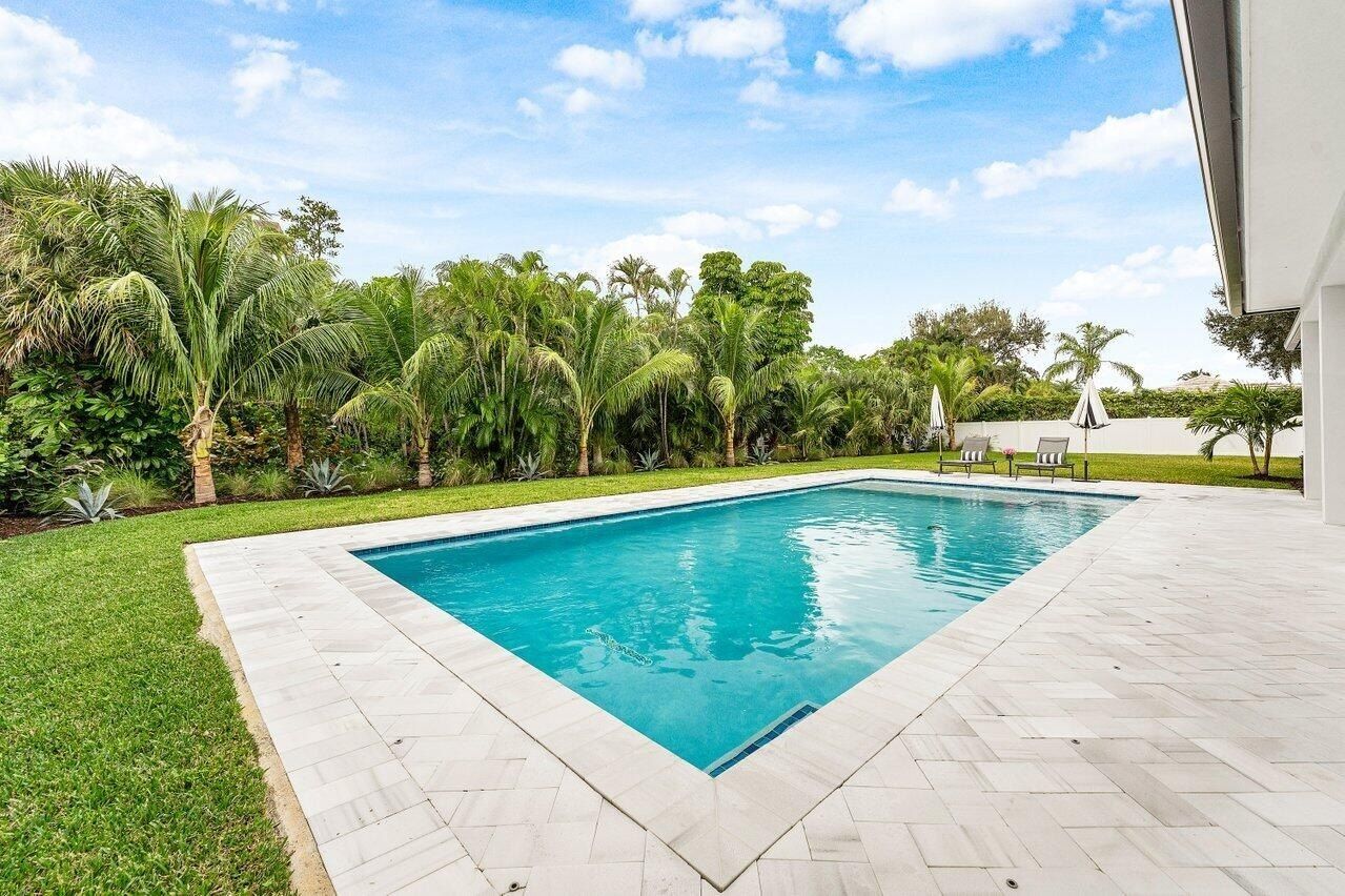 11823 Lake Shore Place. Palm Beach Gardens, FL 33408