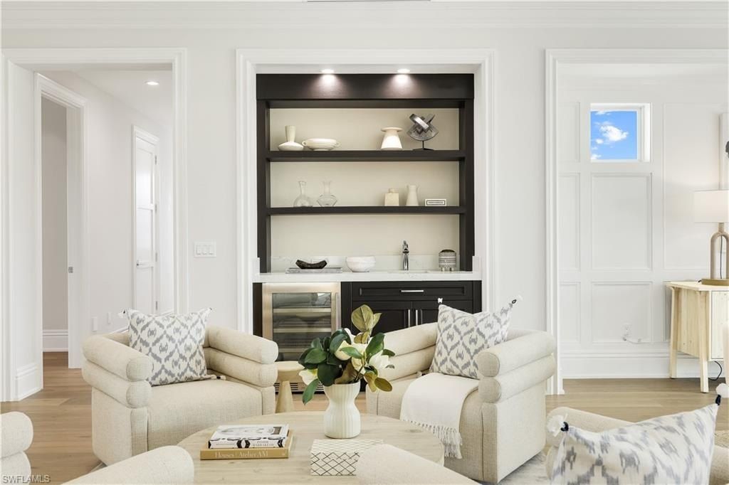 726 Riviera Dr. Naples, FL 34103