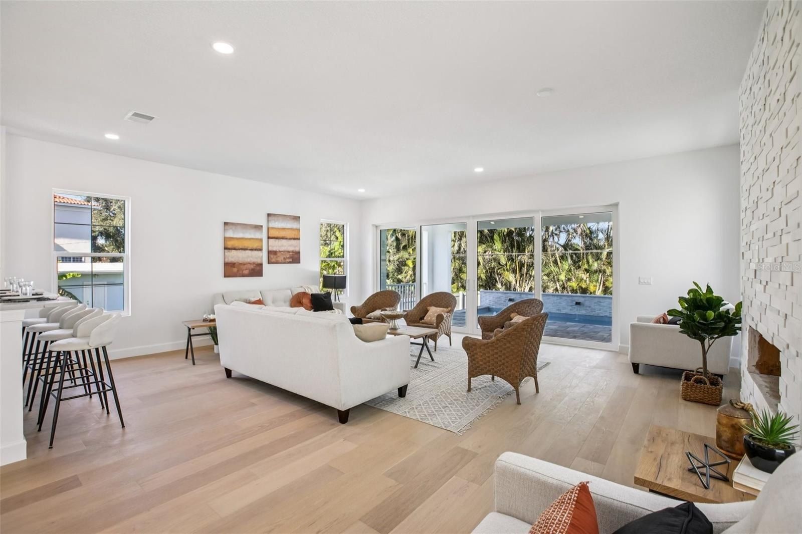 126 Ricardo Way Ne. St Petersburg, FL 33704