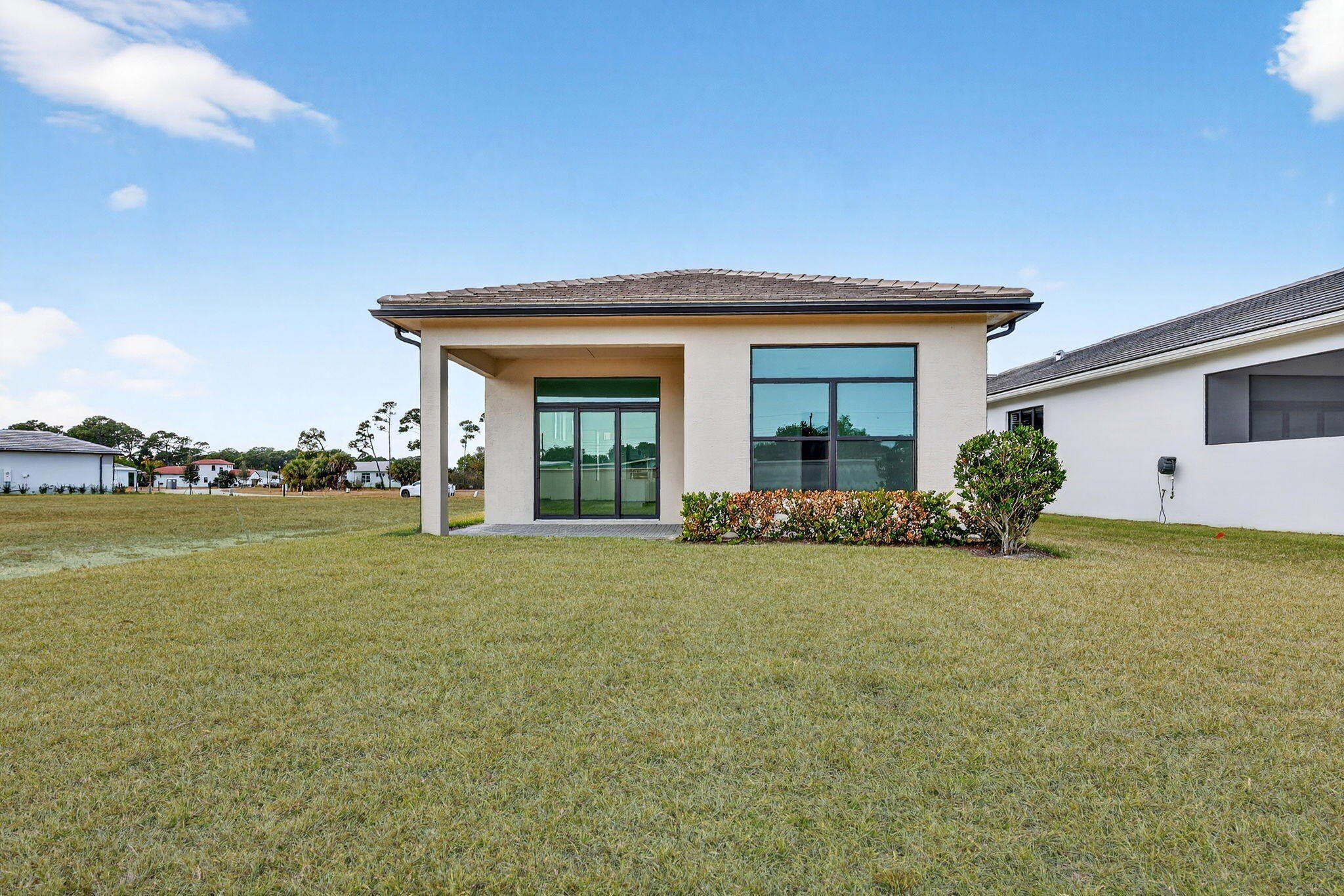 320 Se Via Sangro. Port Saint Lucie, FL 34952