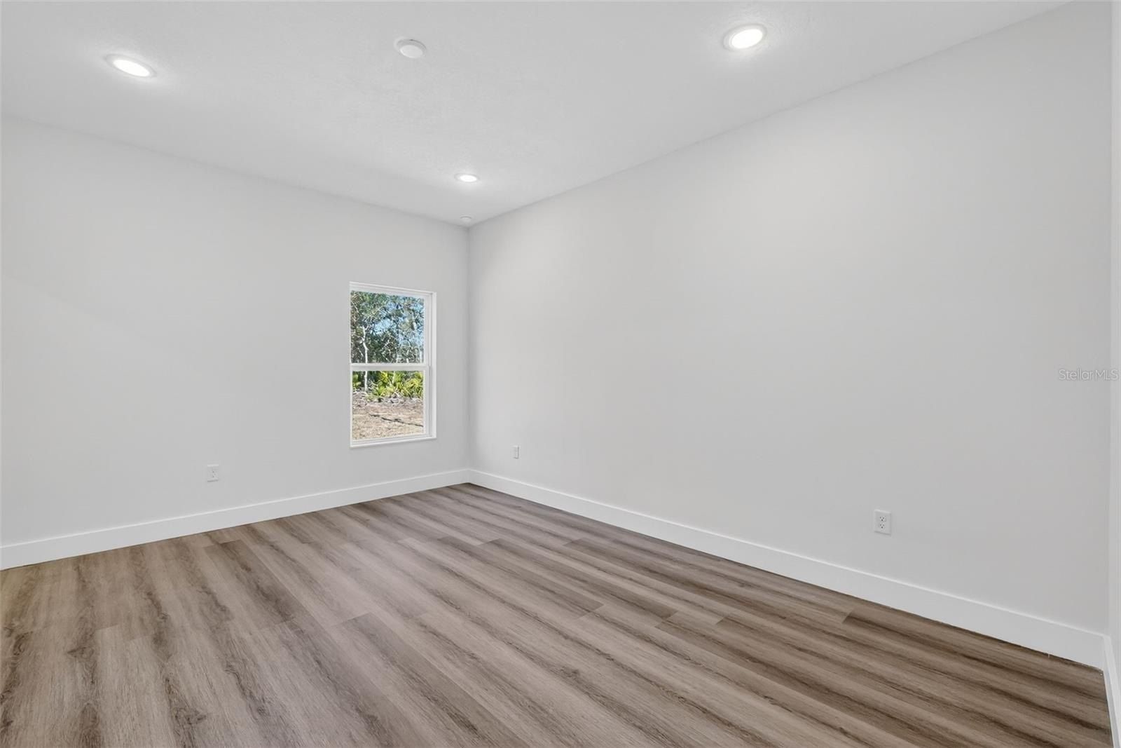 16 Malauka Lane Drive. Ocklawaha, FL 32179