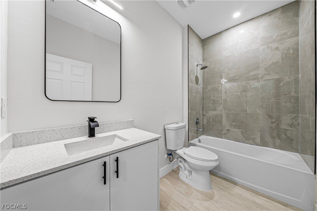 22202222 Kenneth Avenue S. Lehigh Acres, FL 33973