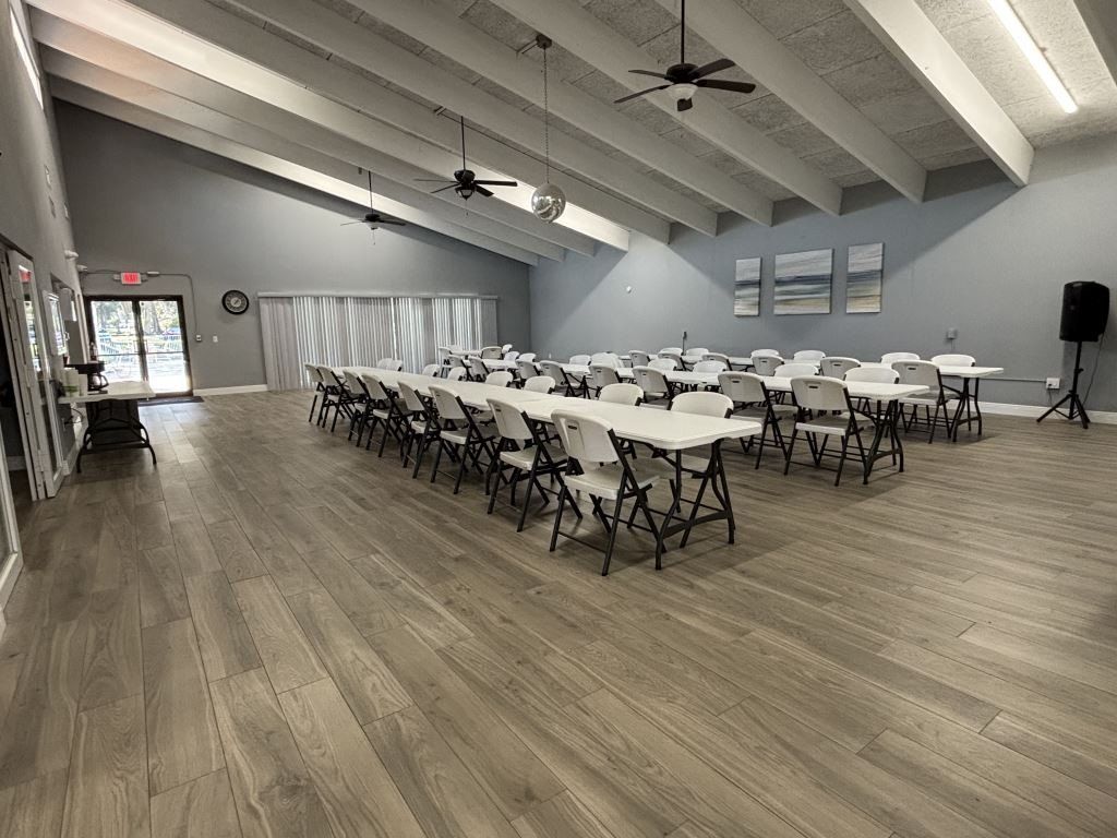 2 Coach And Four Ct 415. Daytona Beach, FL 32119