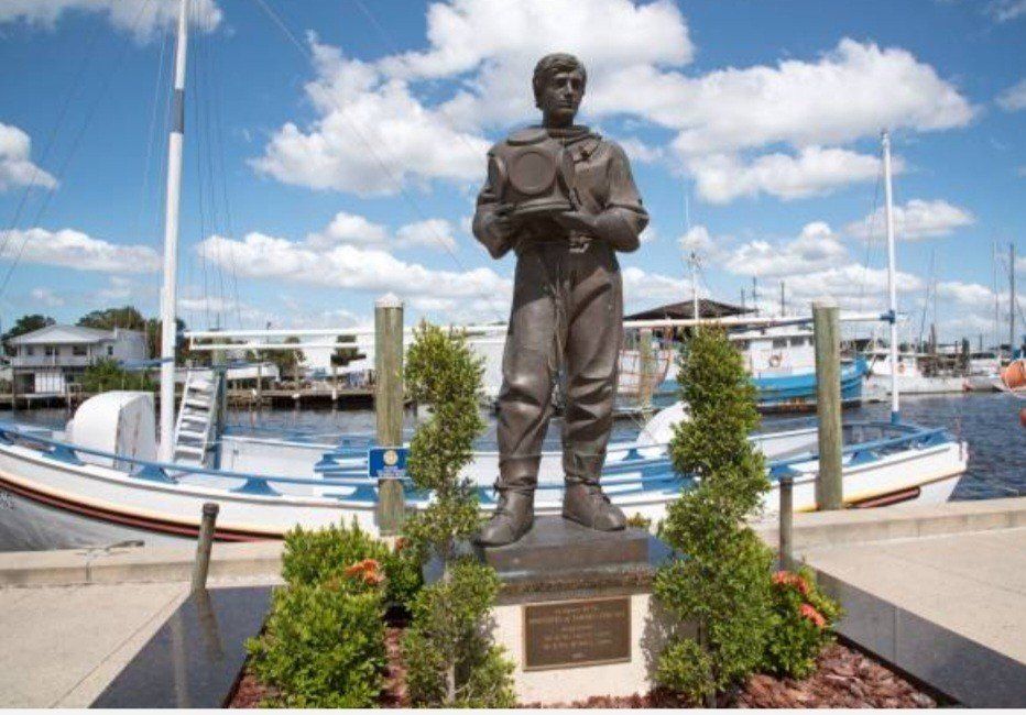 452 Cary Lane. Tarpon Springs, FL 34689