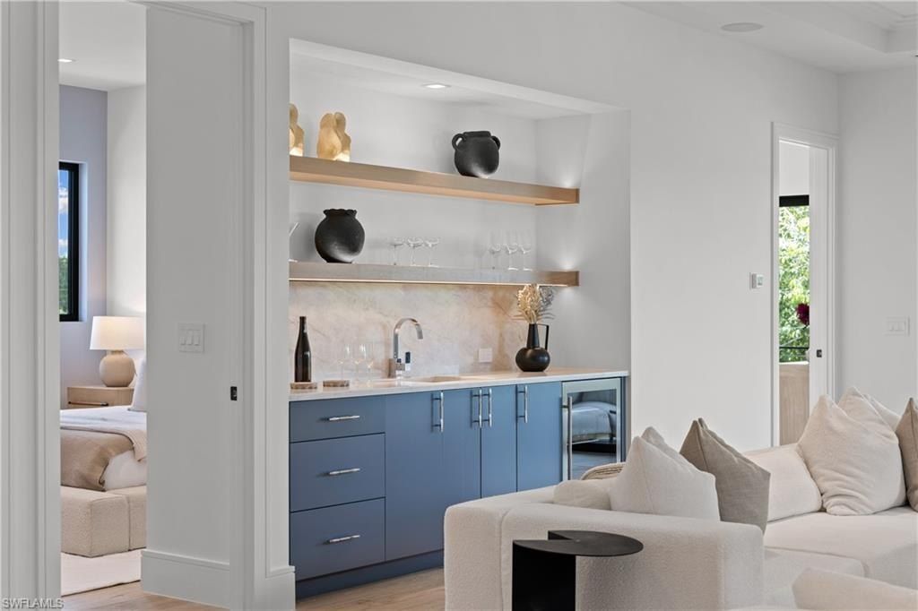 850 10Th St N. Naples, FL 34102