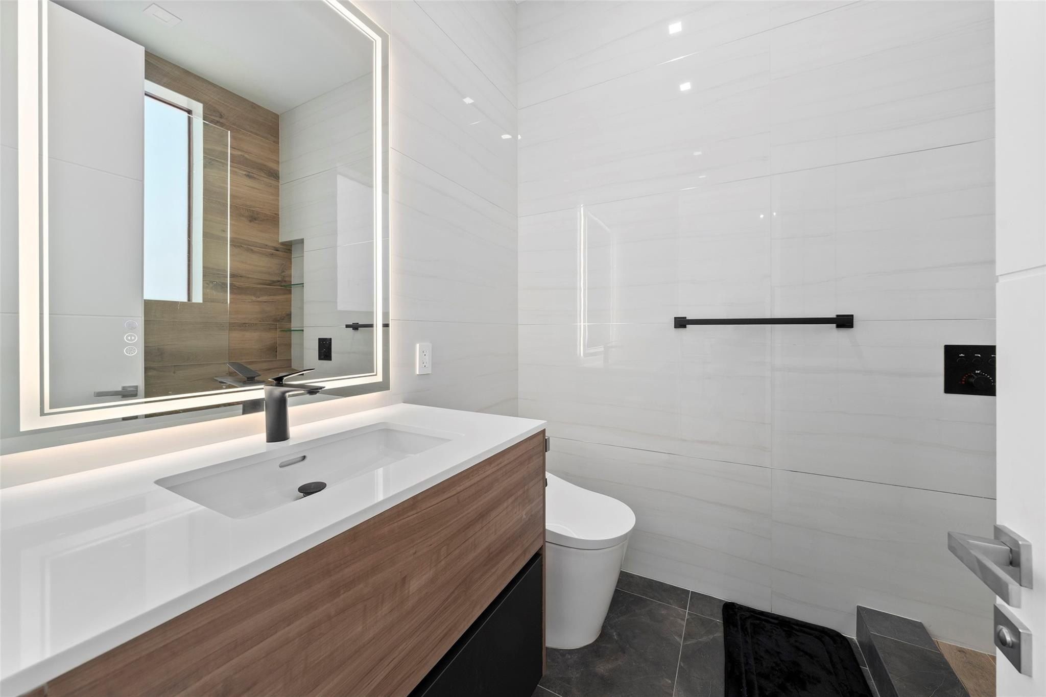 2631 Ne 48Th Court. Lighthouse Point, FL 33064