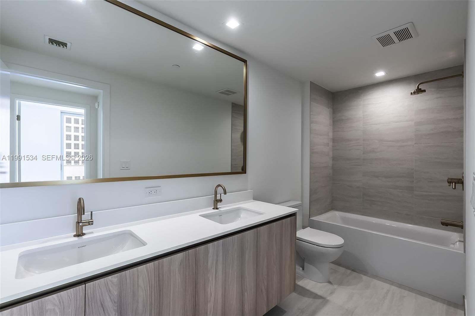 77 Se 5Th Street. Miami, FL 33131