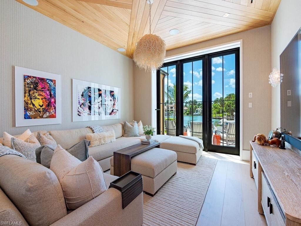 3040 Fort Charles Dr. Naples, FL 34102