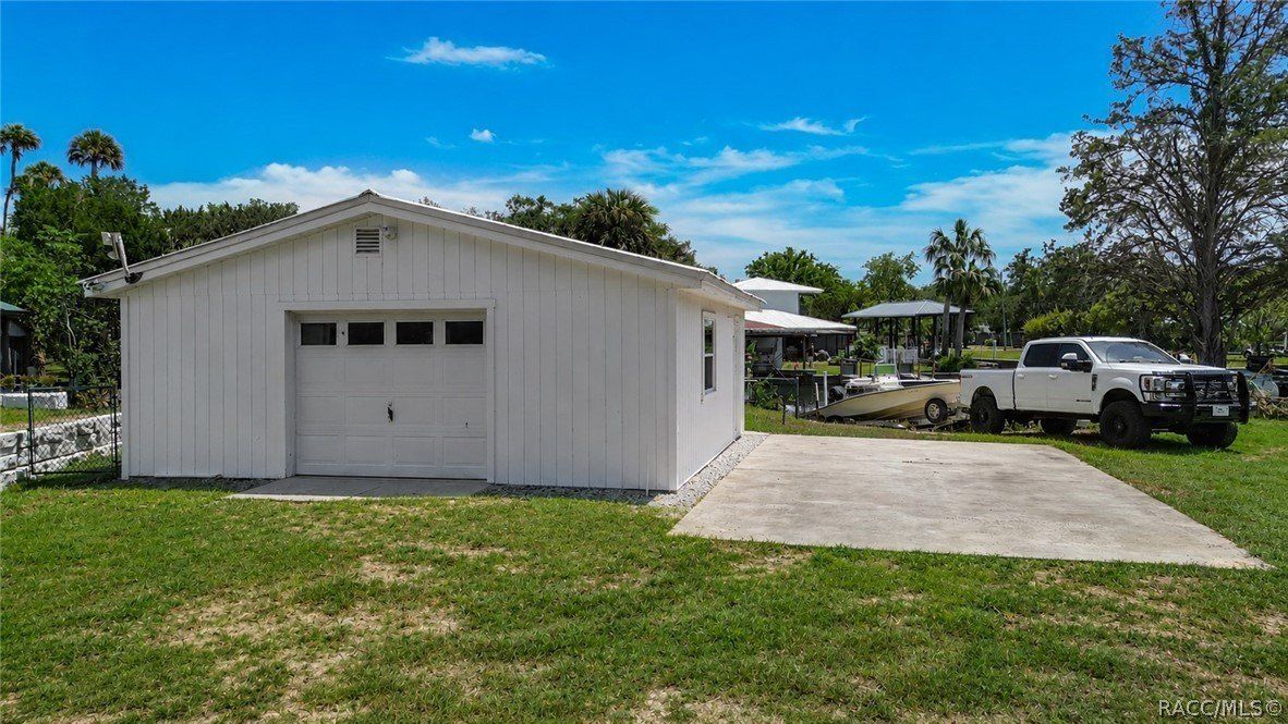 25 N Palm Drive. Yankeetown, FL 34498