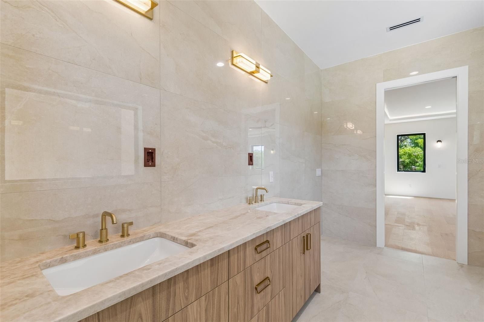 206 S Treasure Drive. Tampa, FL 33609