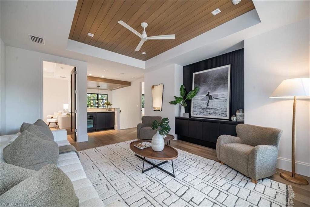 349 2Nd Ave N. Naples, FL 34102