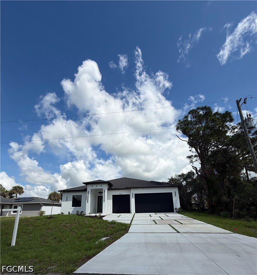 6037 N Moss Circle. Labelle, FL 33935
