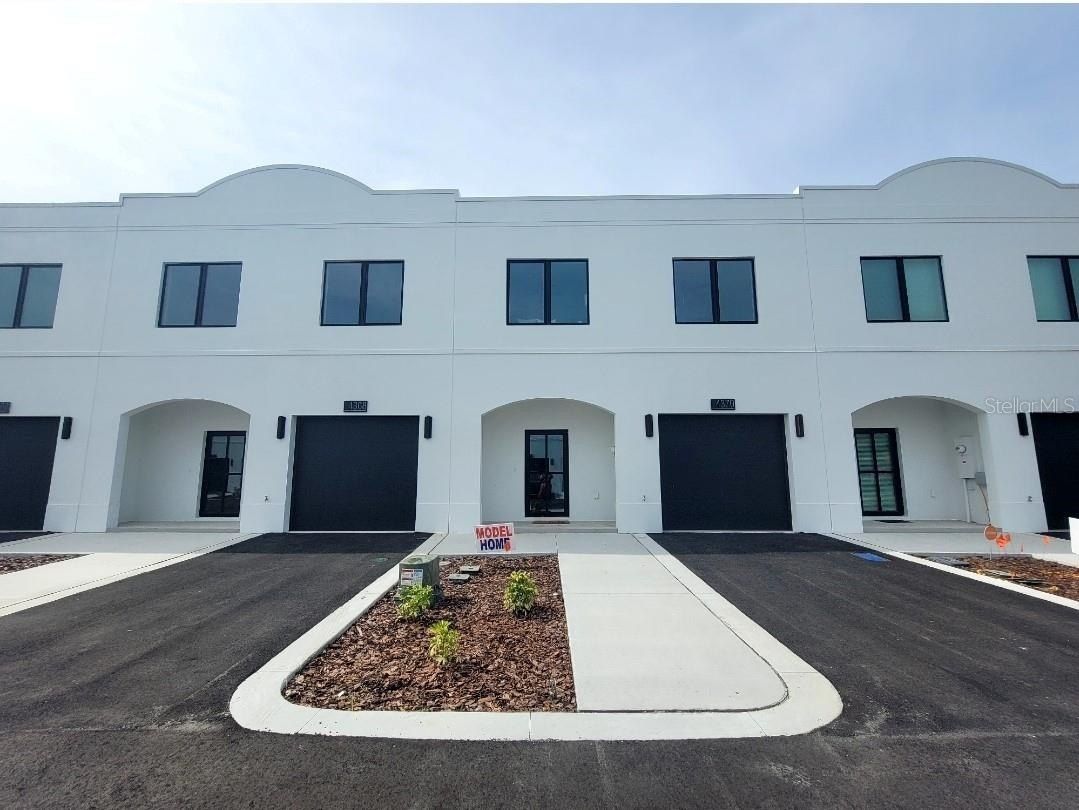 4351 Cambio Gardens Court. Tampa, FL 33610