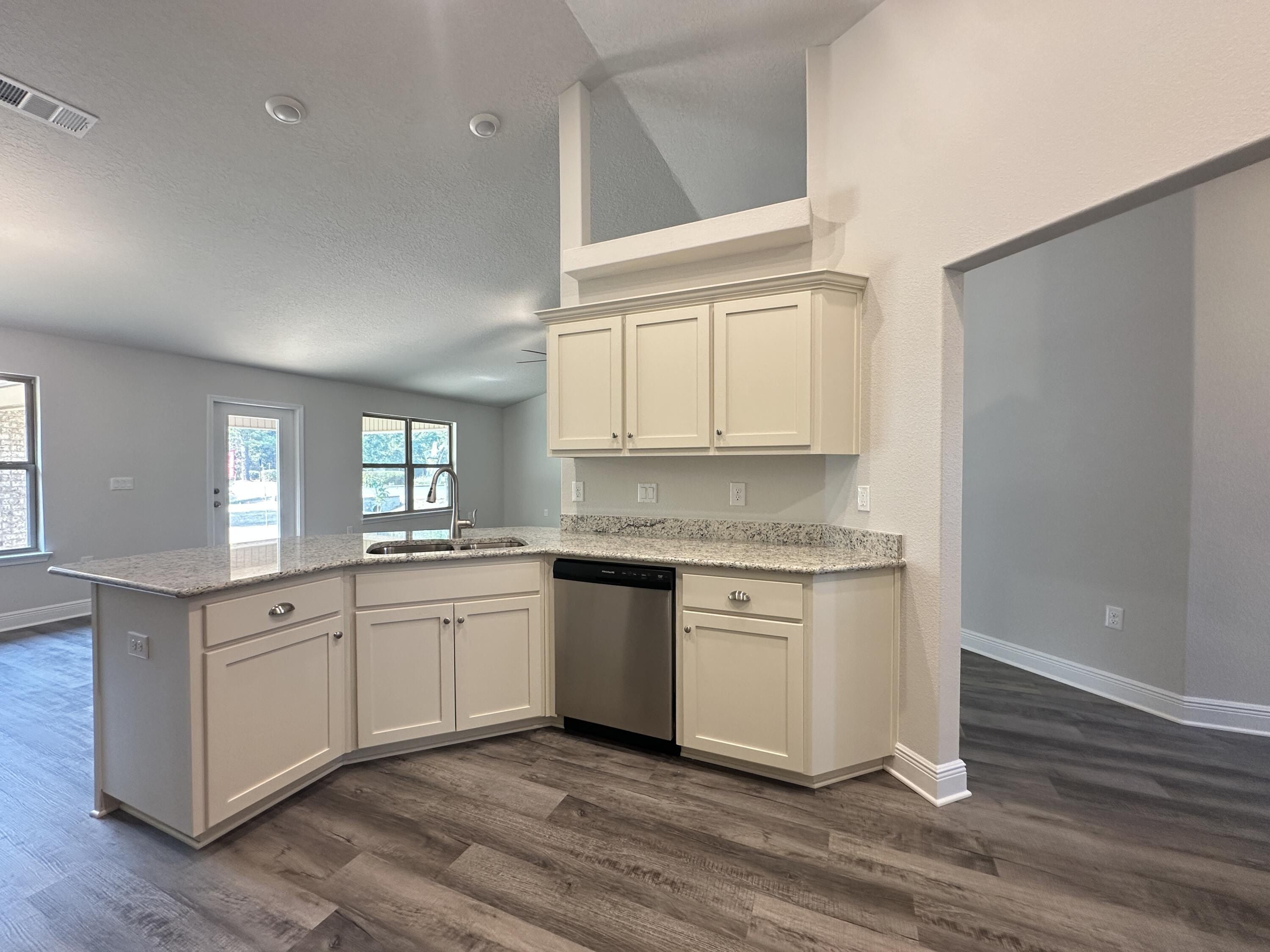 5908 Silvercrest Boulevard. Crestview, FL 32536