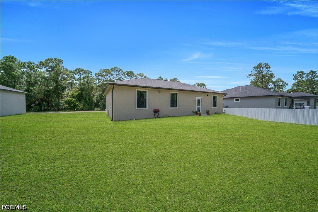 8031 Sandy Circle. Labelle, FL 33935