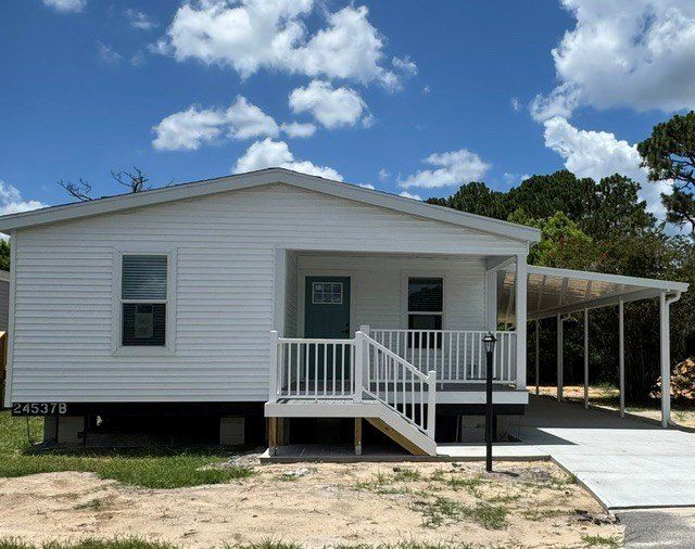 3298 Country Lane. Deland, FL 32724