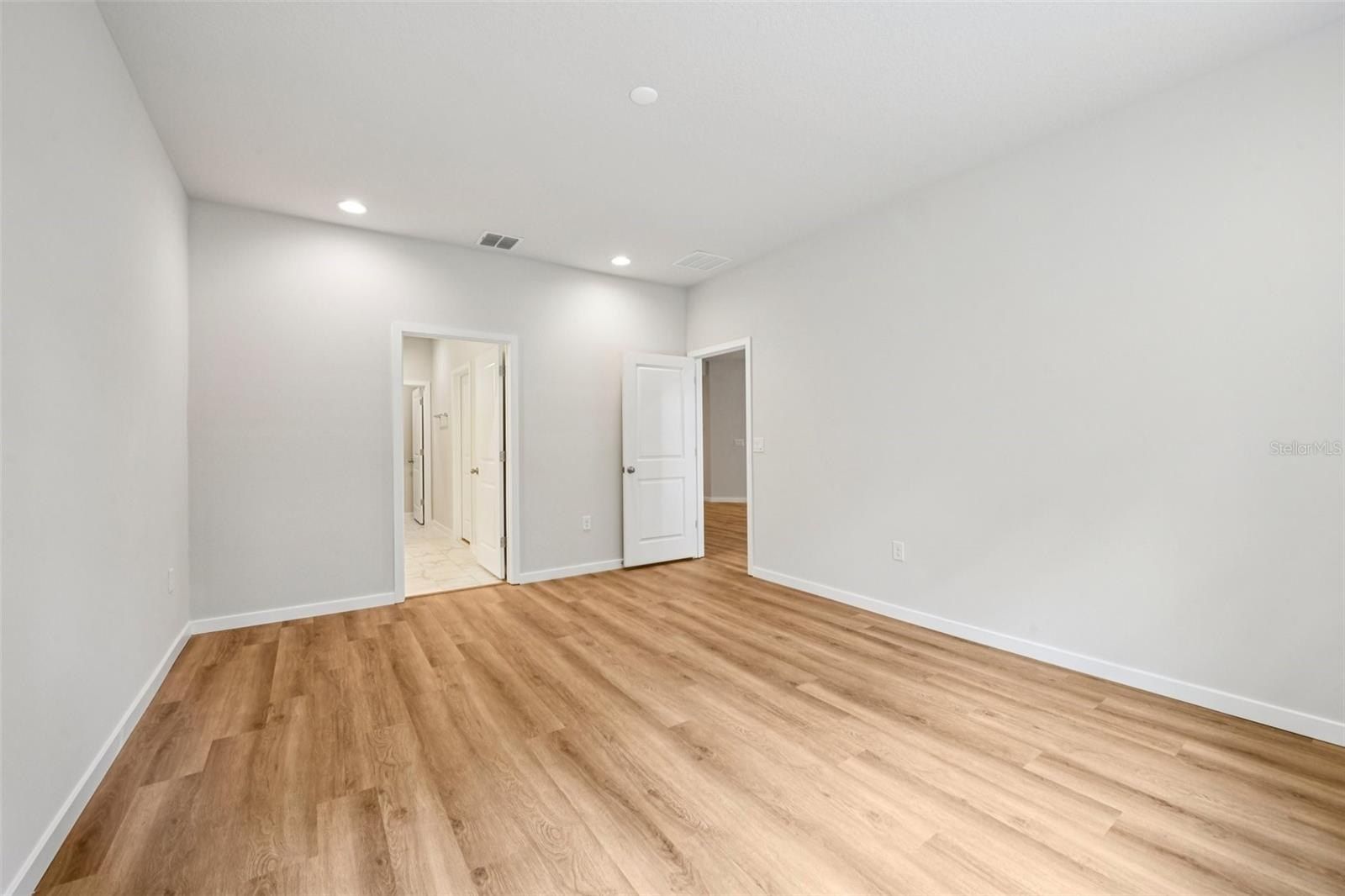 536 E Beresford Avenue. Deland, FL 32724