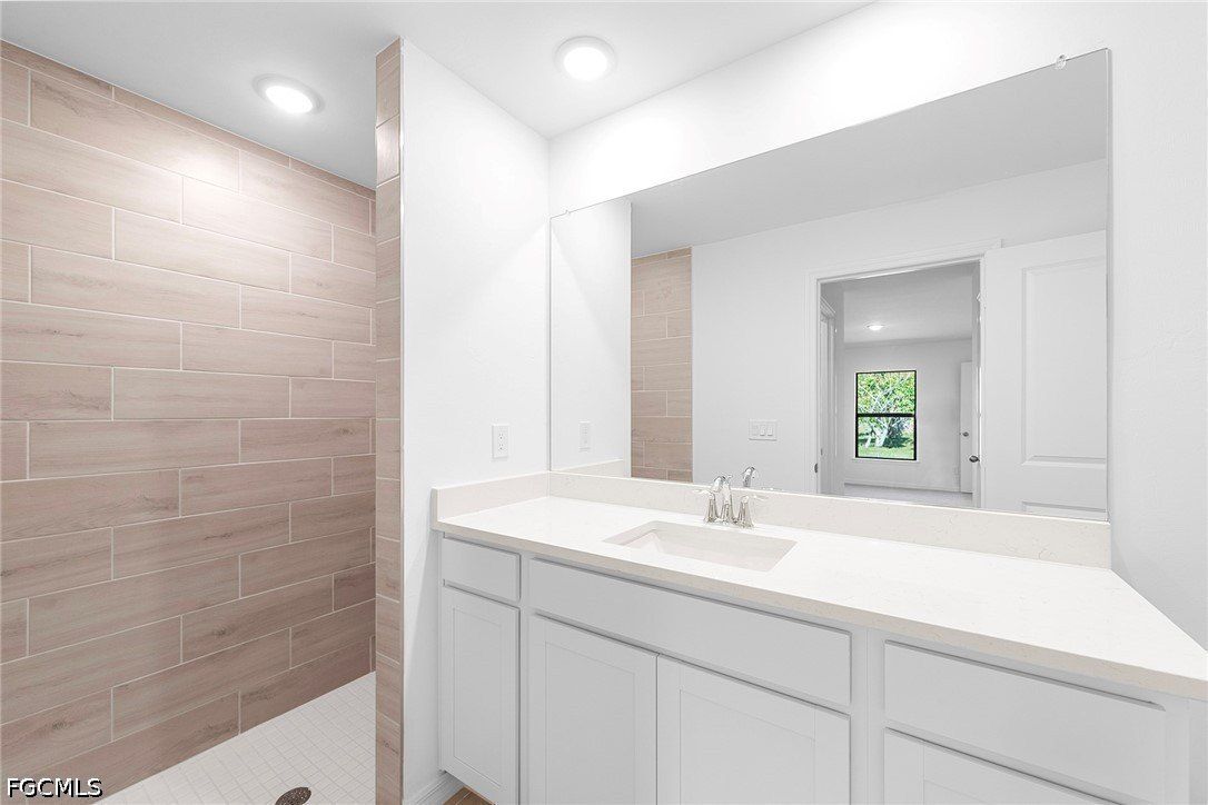 912 Nw 24Th Terrace. Cape Coral, FL 33993