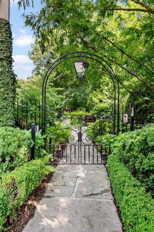 2288 Peachtree Road Nw. Atlanta, GA 30309