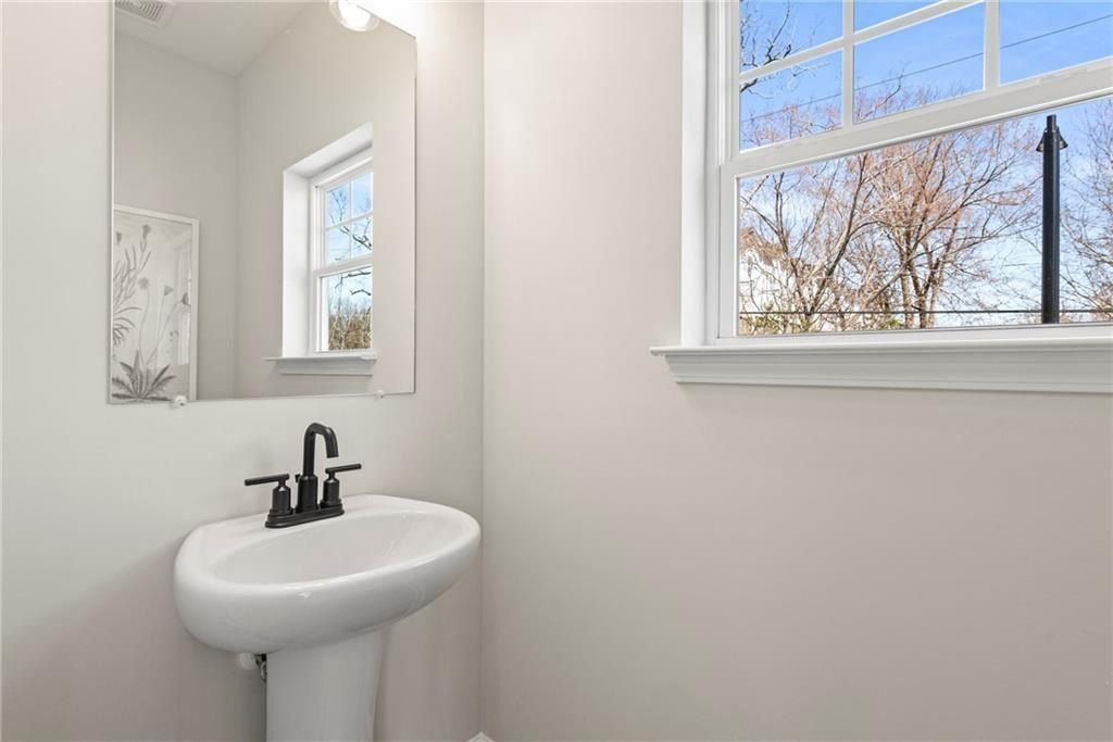 1975 Hollywood Road Nw 14. Atlanta, GA 30318