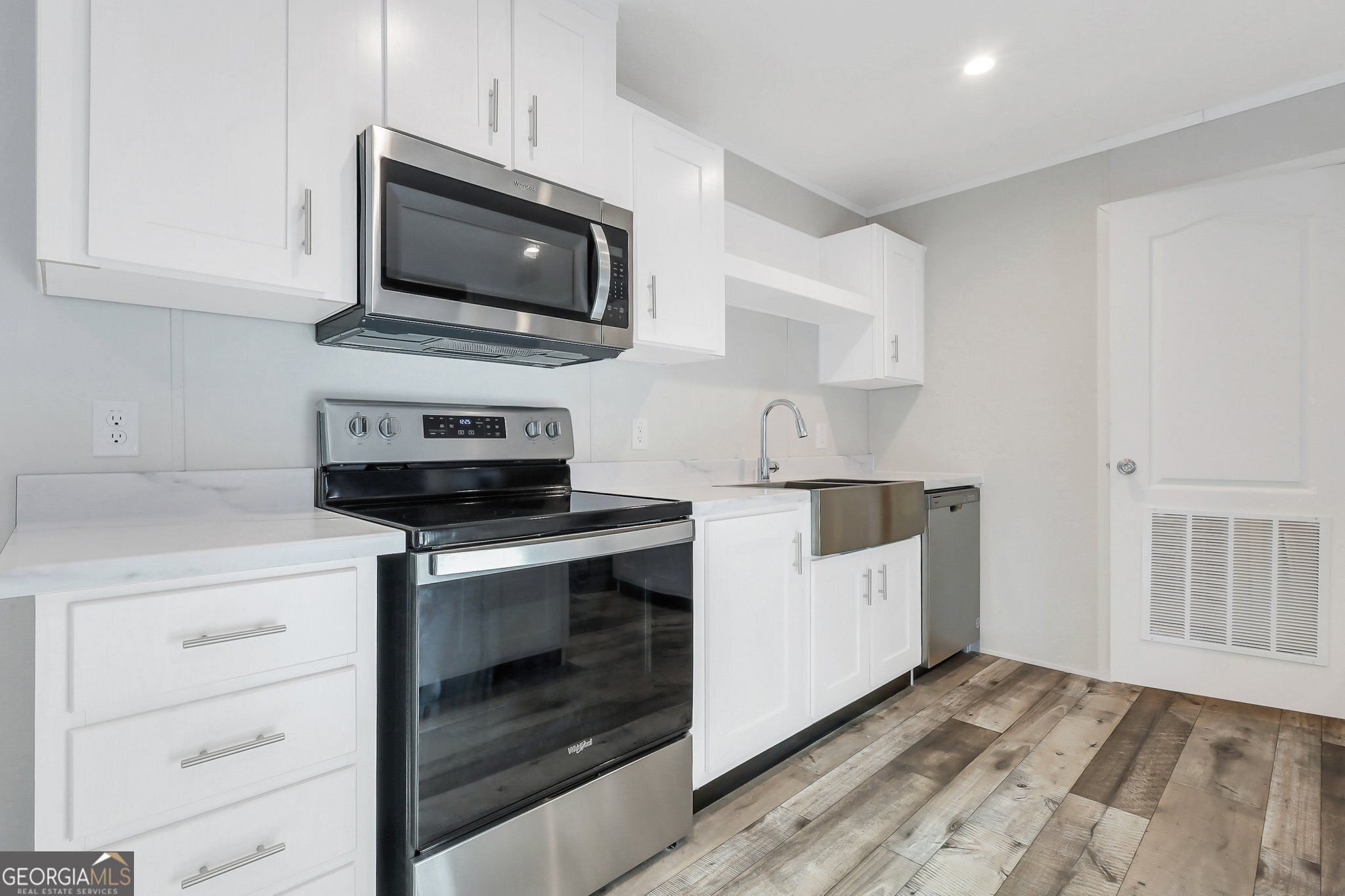 36 Barn Road Circle. Jesup, GA 31545