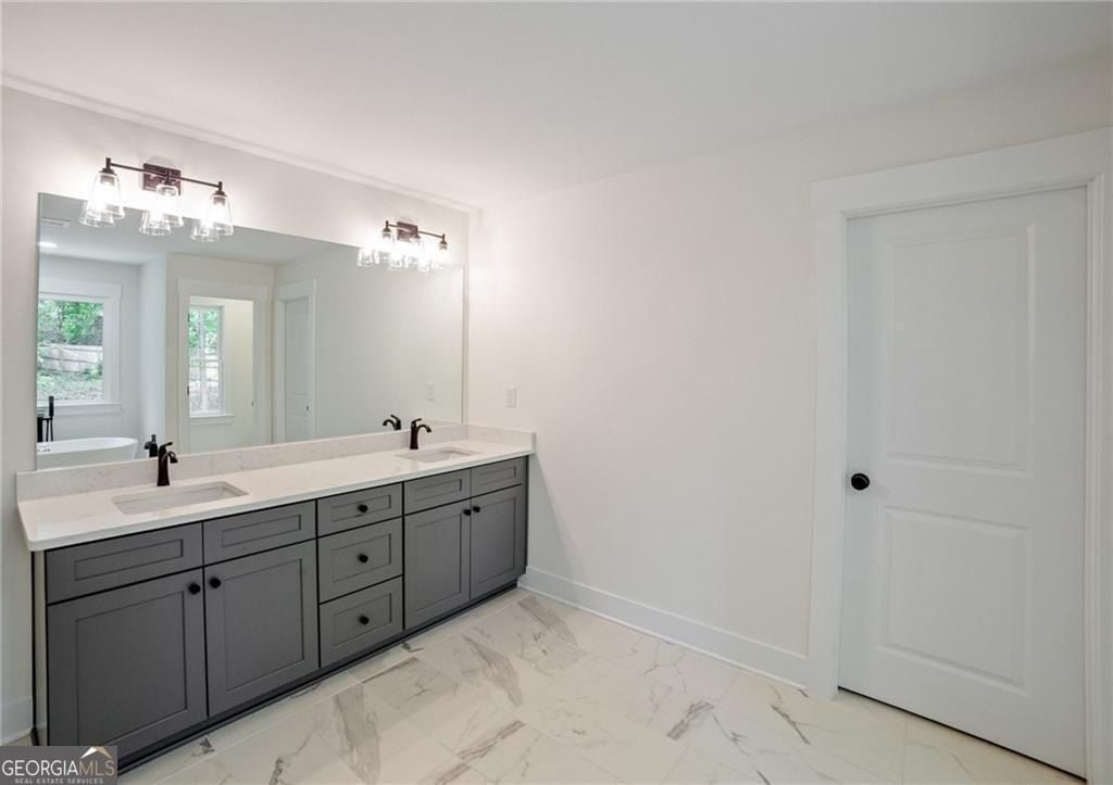 2463 Whites Ridge. Decatur, GA 30034