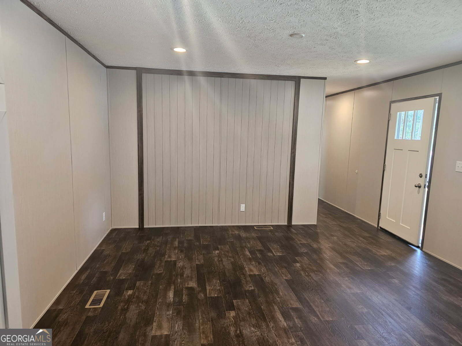 11 Poole Circle. Ellenwood, GA 30294